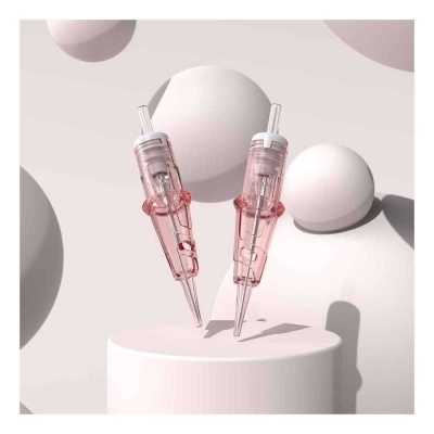 Dois cartuchos transparentes rosa com ponta fina sobre pedestal branco e esferas ao fundo