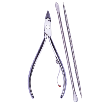 Conjunto de ferramentas de manicure em metal prateado com cortador de cutículas e duas espátulas.