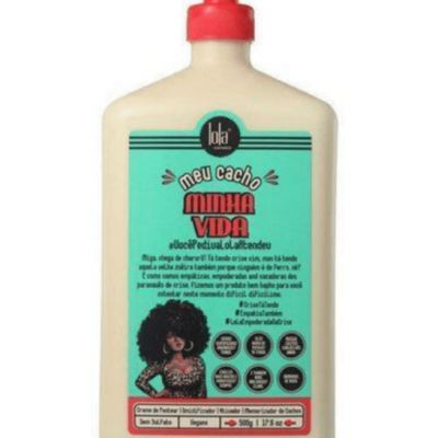 Frasco de creme para cabelo cacheado Lola com tampa vermelha e rótulo verde