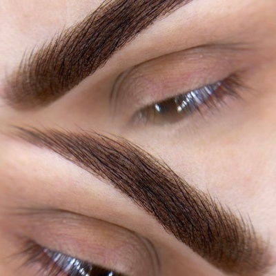 Sobrancelhas castanhas escuras cuidadas e máscara aplicadas com texto B2 BRAZIL