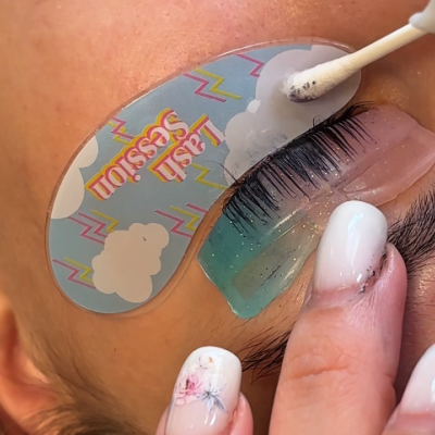 Olho protegido por adesivo 'Lash Session' durante tratamento de pestanas