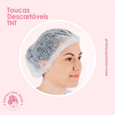Touca descartável TNT branca usada por modelo, fundo rosa com texto promocional