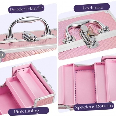 Estojo de maquilhagem cor de rosa com alça prateada e interior forrado rosa