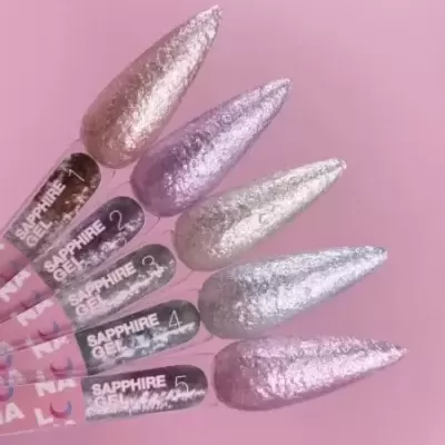 Amostras de verniz gel metálico em unhas postiças em fundo rosa