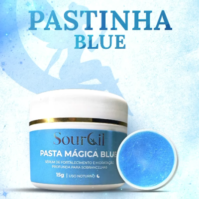 Frasco branco com tampa aberta de pasta azul PASTINHA BLUE da Sourcil e fundo azul claro