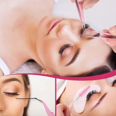 Mulher a receber extensão de pestanas com ferramentas cor-de-rosa e aplicação detalhada das pestanas