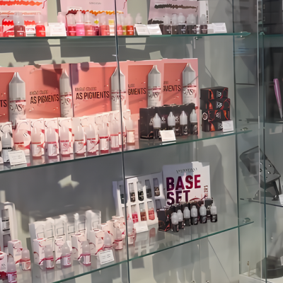 Produtos de beleza em prateleiras de vidro numa vitrine