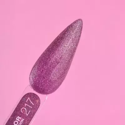 Amostra de verniz de unha roxo com glitter em fundo rosa