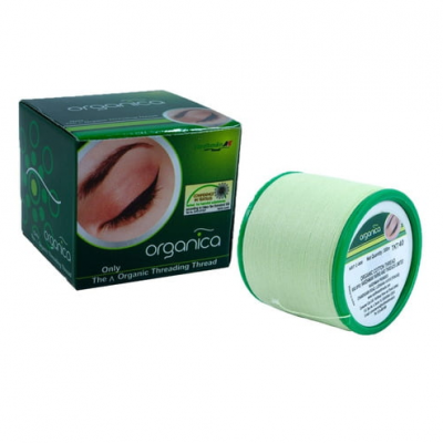 Fio de depilação Organica com embalagem verde mostrando sobrancelha