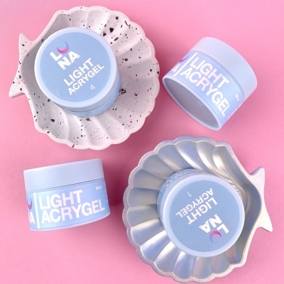 Frascos de acrigel azul claro com rótulos 