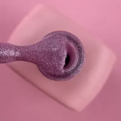 Pincel com verniz roxo cintilante e tampa rosa.