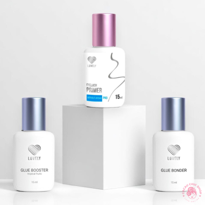 Três frascos brancos LOVELY para pestanas com tampas coloridas, em fundo branco com cubo branco.