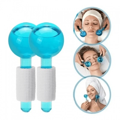 Esferas azuis transparentes para massagem facial com punho branco, usadas no rosto.