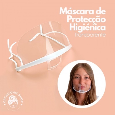 Máscara de proteção higiénica transparente com armação branca destacada em fundo salmão e imagem de mulher a usar a máscara