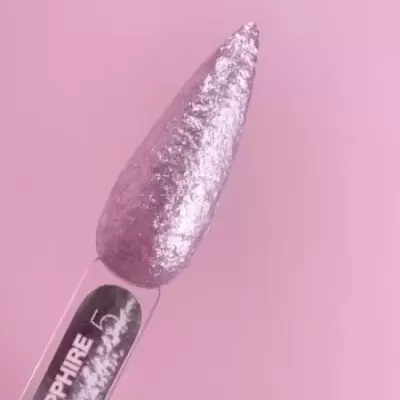 Pincel de maquilhagem com ponta brilhante cor-de-rosa e etiqueta 'SAPPHIRE GELLY 105'