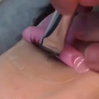Aplicação de Lash Lift Coreano sem cola com dispositivo rosa sobre pestanas.