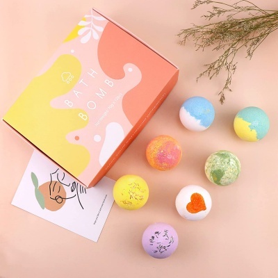 Set de sete bombas de banho coloridas com caixa 'BATH BOMB'
