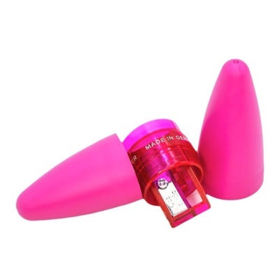 Apontador de lápis rosa com tampa e detalhe translúcido, em fundo branco