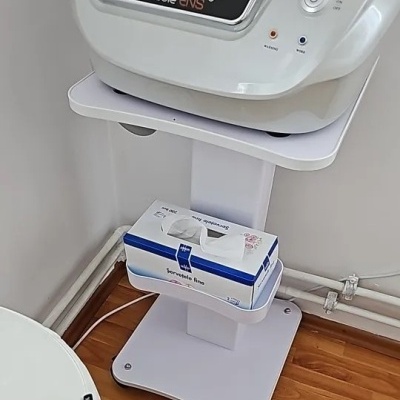 Dispositivo médico branco Gold needle ENS sobre base com rodízios e caixa de lenços de papel