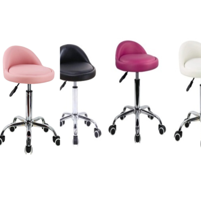 Quatro bancos de escritório coloridos com base cromada