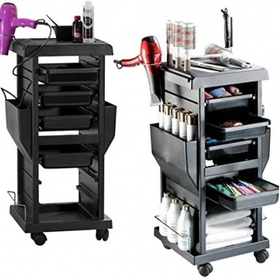 Carrinho de arrumação preto com secadores de cabelo e produtos de cabeleireiro