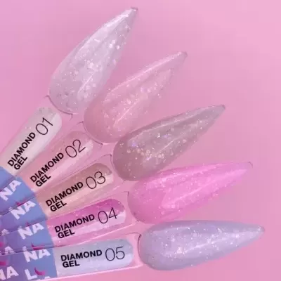 Amostras de gel para unhas em tons pastéis com brilho rotuladas DIAMOND GEL 01 a 05 sobre fundo rosa.