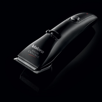 Maquina de cortar cabelo Valera Salon Exclusive preta em fundo preto refletivo