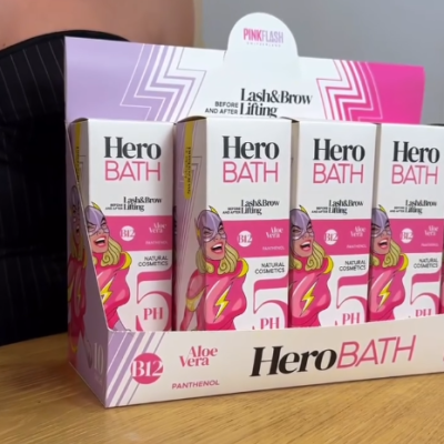 Expositor de produtos Hero BATH com Aloe Vera, B12 e ilustração colorida