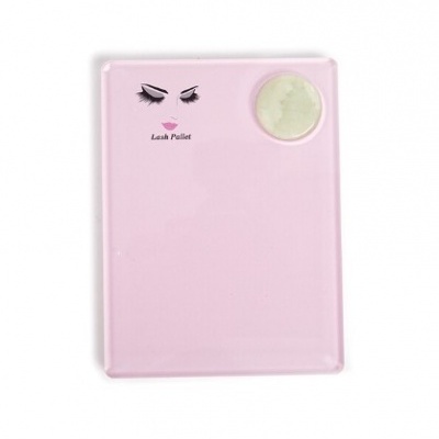 Paleta rosa para cola de pestanas com desenho de sobrancelhas e texto PINK LASH PALLET