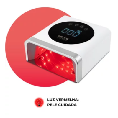 Dispositivo branco para tratamento facial com luz vermelha acesa e visor digital.