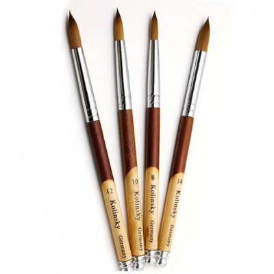 Conjunto de quatro pincéis de pintura Kolinsky com cabo castanho e cerdas naturais