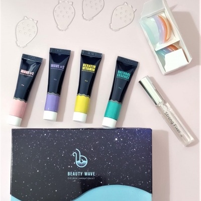 Kit de cosméticos com quatro tubos, escova, moldes transparentes e estojo