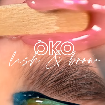 Close de sobrancelhas com bastões de madeira e gel rosa e azul aplicados