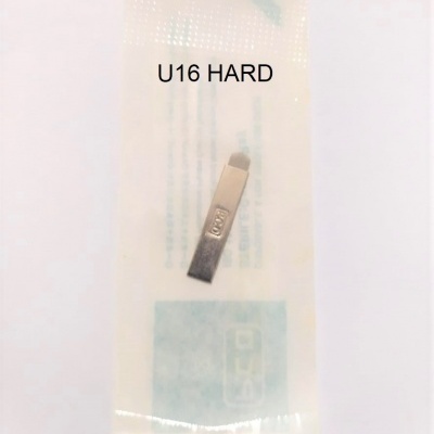 Lâmina metálica pequena sobre embalagem plástica com texto 'U16 HARD'
