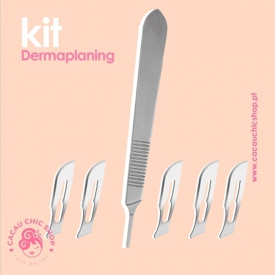 Kit Dermaplaning com lâmina metálica e cinco lâminas adicionais prateadas