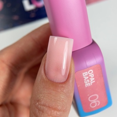 Verniz de unhas OPAL BASE 06 rosa com unha pintada brilhante nude com micro brilhos.