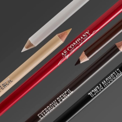 Cinco lápis de sobrancelha coloridos com texto impressos