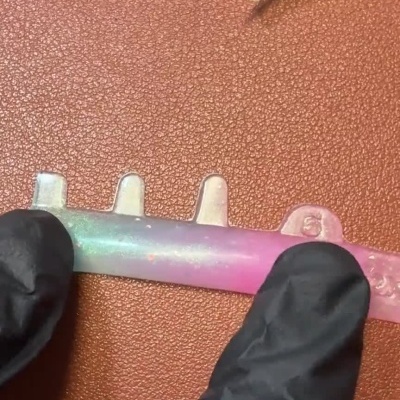 Embalação e demonstração de separadores de dedos de silicone