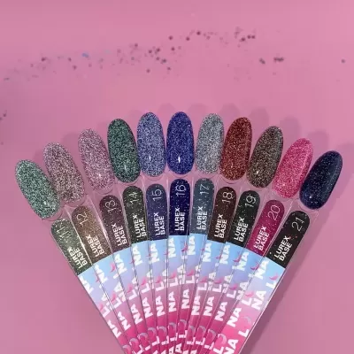 Amostras de verniz de unhas coloridas com efeito cintilante sobre fundo rosa