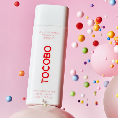 Frasco branco de creme solar TOCOBO com esferas coloridas