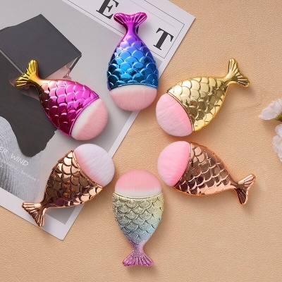 Cinco pincéis de maquilhagem em formato de cauda de peixe com cerdas brancas e rosadas