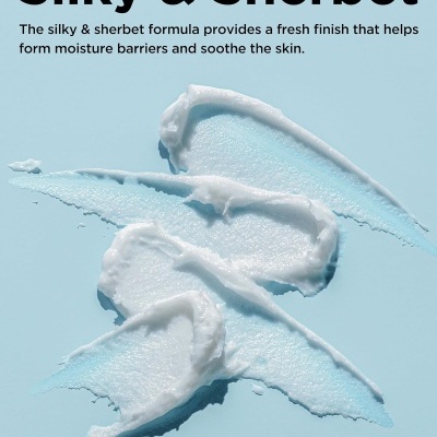 Textura cremosa branca e azul com texto promocional em fundo azul claro