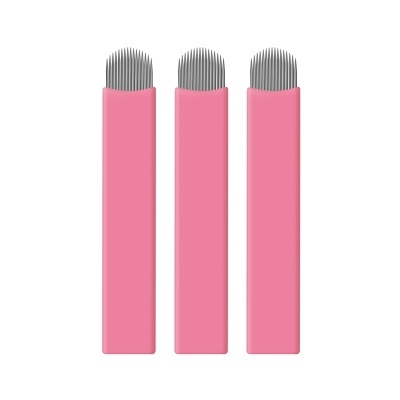Três lâminas de metal com cabos cor-de-rosa e agulhas finas no topo em fundo branco