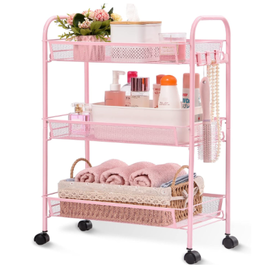 Carrinho de armazenamento cor-de-rosa com três prateleiras e vários produtos de banho