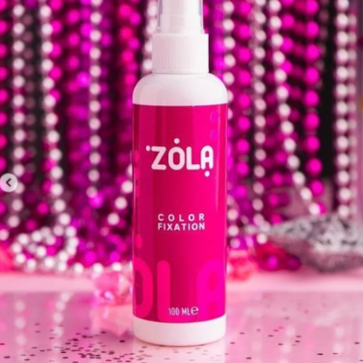 Frasco de spray rosa para fixação de cor em fundo cor-de-rosa com confetes