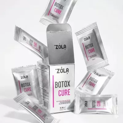 Embalagem prateada e sachês de ZOLA BOTOX CURE em fundo branco