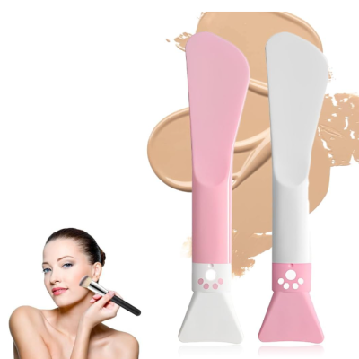 Duas espátulas de silicone rosa e branca com base líquida bege e mulher a aplicar maquilhagem