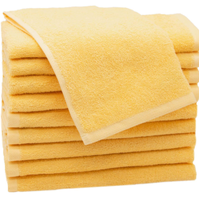 Toalhas amarelas empilhadas com textura felpuda e bordas claras