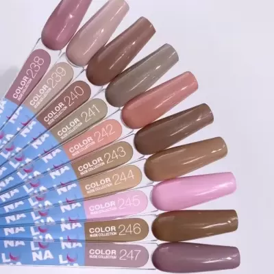 Amostras de verniz de unhas em tons nude e rosa com etiquetas numeradas