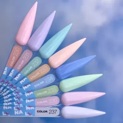 Amostras de vernizes para unhas em tons pastel com números de cor